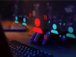 Un homme tapant au clavier, devant lui on voit cinq image de profil, dont un sélectionné et en rouge.