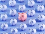 Une tirelire rose au milieu d'une multitude de tirelires bleues.