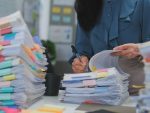 Une professionnelle examine un document juridique avant sa signature ou son dépôt.